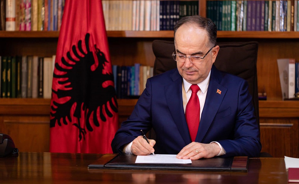 Presidenti dekreton ligjet per rritjen e pages se deputeteve dhe administrates
